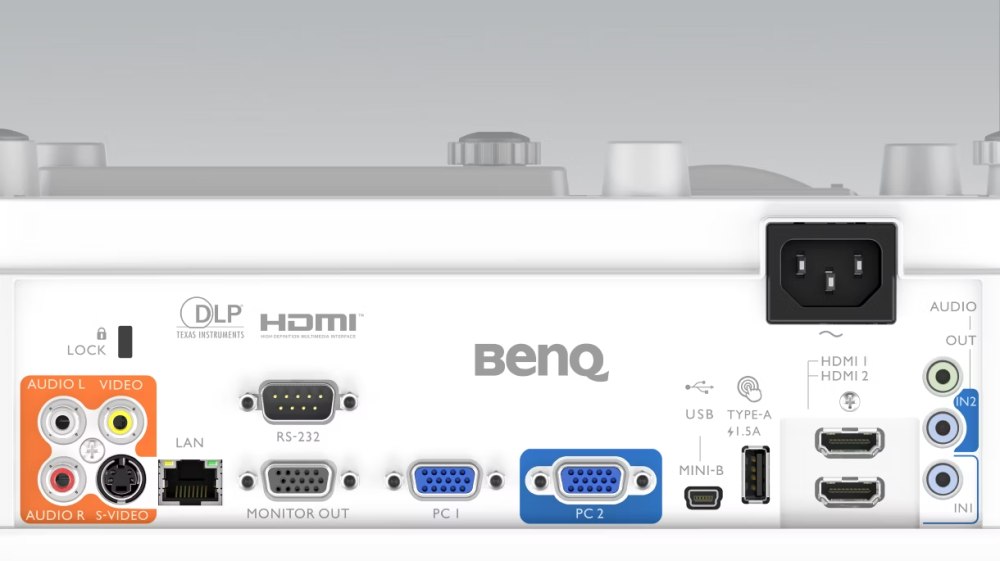 BenQ MX825STH - široké možnosti připojení